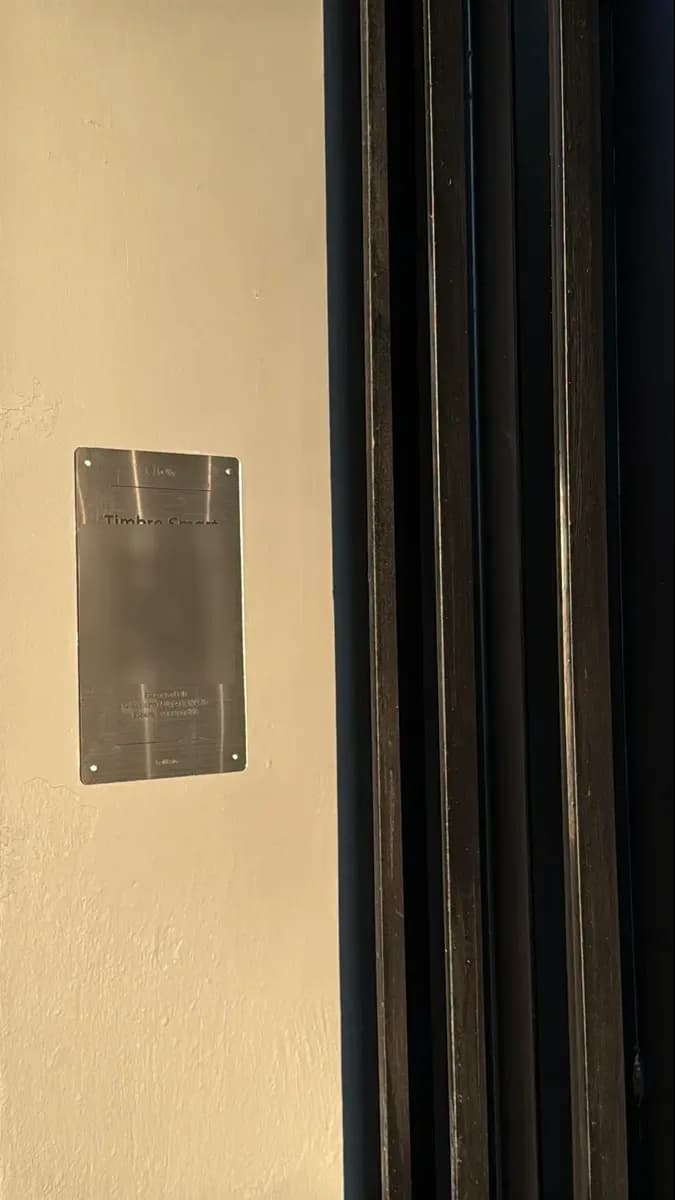 Timbre Smart de Bellify instalado junto a la puerta de entrada