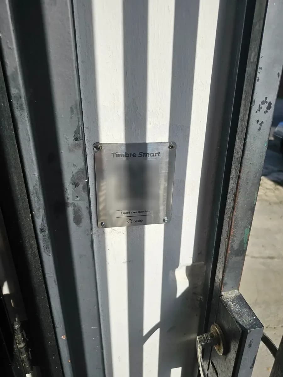 QR de Bellify instalado en la reja de entrada